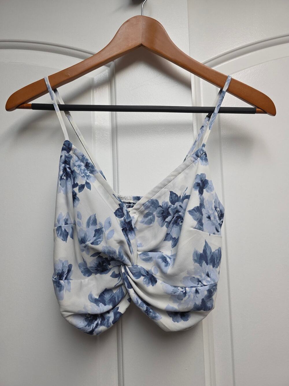Abercrombie & Fitch White and Blue Floral Crop Top size XS